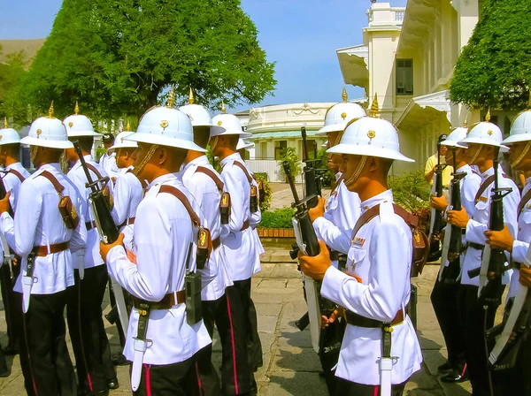 Bangkok, Tailândia - 30 de junho de 2008: Mudança da honra de guarda no Palácio Real — Fotografia de Stock