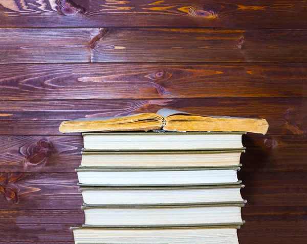 Livros velhos em uma mesa de madeira — Fotografia de Stock