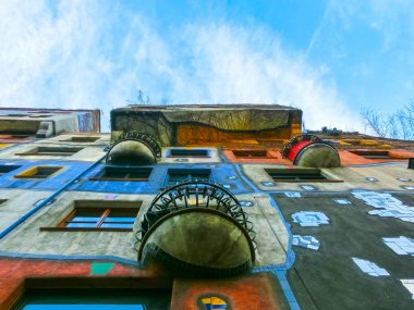 Vienna, Avusturya - 02 Ocak 2015: Gün içinde Hundertwasserhaus binaların dış görünüm.