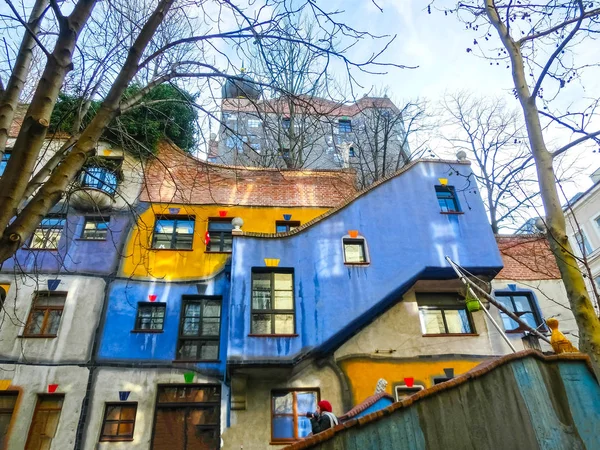 Bécs, Ausztria - január 02, 2015-re: A kilátás nyílik a külső épületek a Hundertwasserhaus, a nap. — Stock Fotó