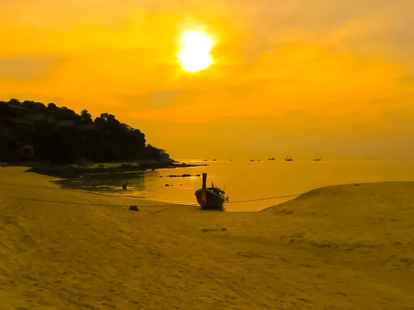 Petit bateau à la mer d'Andaman au coucher du soleil — Photo