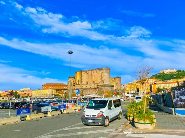 Napoly, Italy - May 04, 2014: Castel dellOvo and cars — Stock Photo, Image
