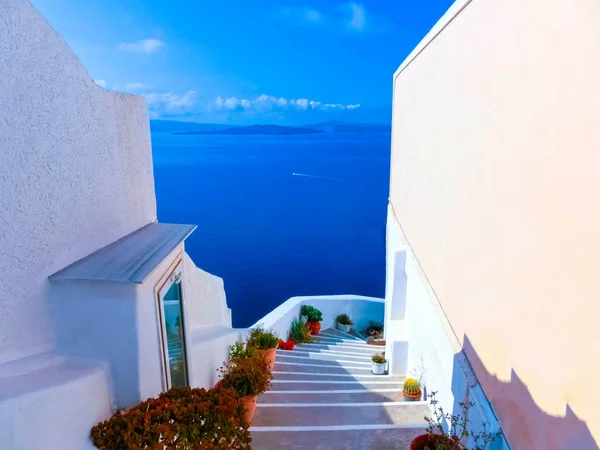 Vue sur la mer depuis le village d'Oia de l "île de Santorin en Grèce — Photo