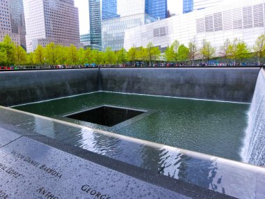New York City, Amerika Birleşik Devletleri - 01 Mayıs 2016: New York City, Ground Zero, Manhattan, 11 Eylül 2001 terörist saldırı anısına anıt. Kurbanın adı da yakınındaki çiçek