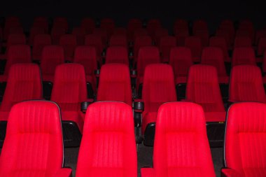 Kırmızı koltuk boş sinema salonu