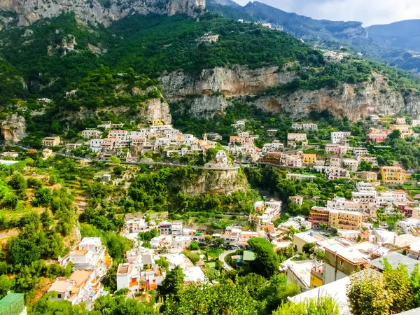 Positano, Itália, ao longo da deslumbrante Costa Amalfitana . — Fotografia de Stock