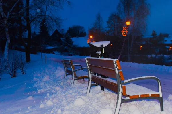 Bänk i parken är täckt av snö — Stockfoto