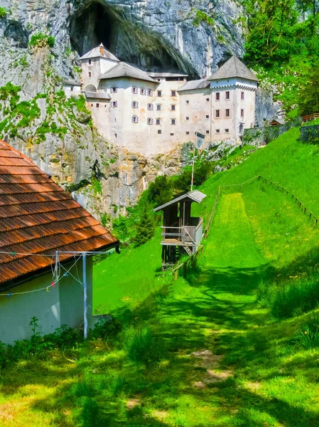 Postojna, Slovenien - 9 maj 2014: Vy över slottet Predjama — Stockfoto