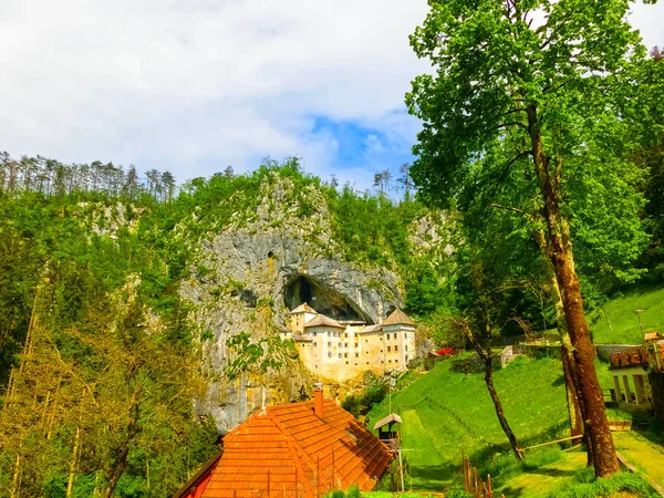 Postojna, Slovinsko - pohled na hrad Predjama — Stock fotografie