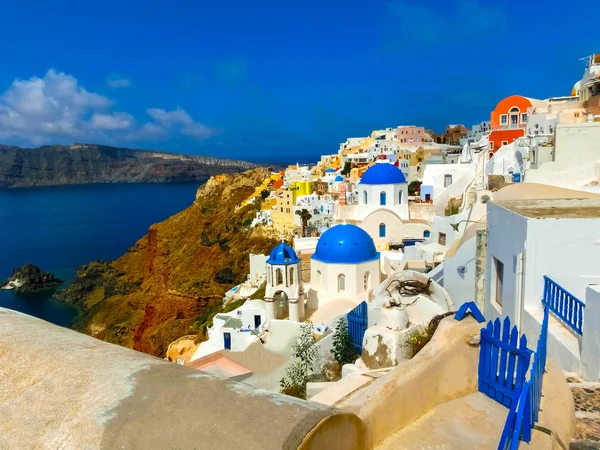 Vue sur la mer depuis le village d'Oia de l "île de Santorin en Grèce — Photo