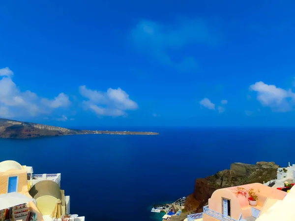 Vista al mar desde el pueblo de Oia de la isla de Santorini en Grecia — Foto de Stock