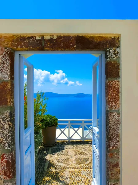 Piękny widok na morze z balkonu. Oia town, wyspa Santorini, Grecja — Zdjęcie stockowe