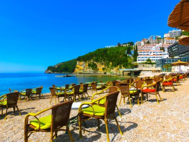 Deniz üzerinde boş tablolar Budva Restoran plaj