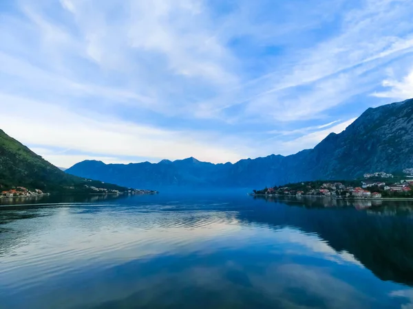 Village sur la côte de la baie de Boka Kotor au Monténégro — Photo