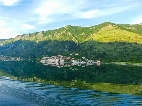 Dorp op kust van Boka Kotor bay in Montenegro — Stockfoto