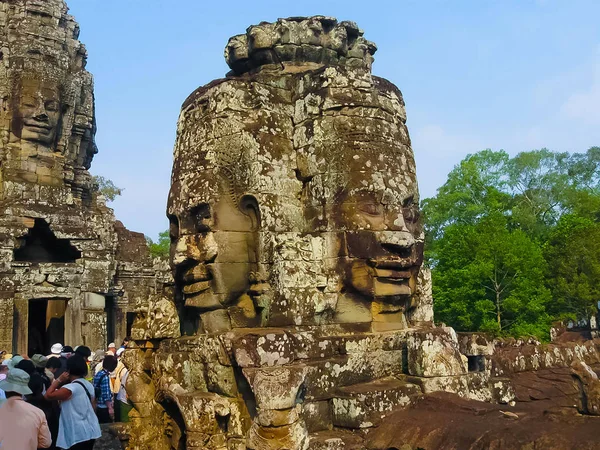 İnsanların Bayon taş yüzleri — Stok fotoğraf