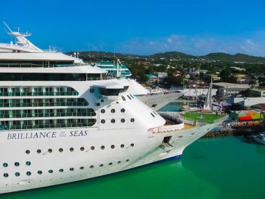 St. Johns, Antigua ve Barbuda - 07 Şubat 2013: Cruise gemisi denizlerde Royal Caribbean International bağlantı noktası parlak