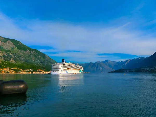 Kotor, Montenegro - mei 07, 2014: The Cruise liner door Ncl Norwegian Jade aangemeerd in de haven — Stockfoto