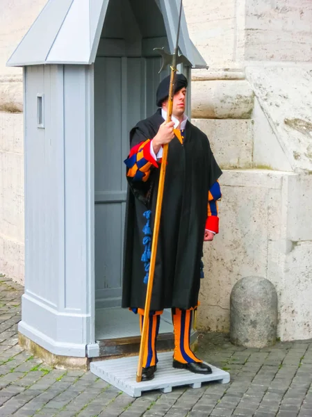 Cidade do Vaticano, Roma, Itália - 02 de maio de 2014: A guarda suíça de pé com um halberd circa — Fotografia de Stock