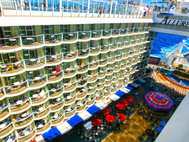Barselona, Spaine - Eylül, 6 2015: Royal Caribbean, Allure of the Seas
