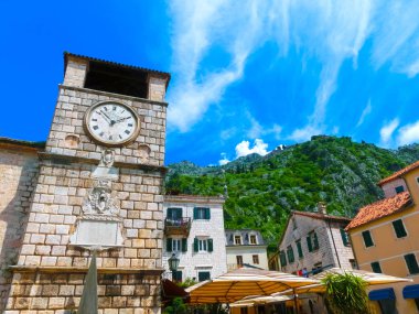 Güzel yaz günde Kotor Ortaçağ Saat Kulesi