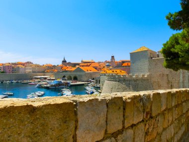 Kale ve eski şehir Marinada görüntülemek