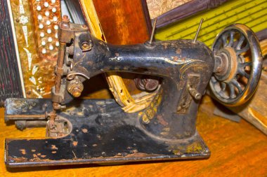 Döküm eski şeyler - eski dikiş makinesi, telgraf, bavul, akordeon - retro arka plan. Seçici odak