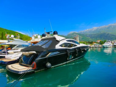 Tekneler ve yatlar Budva içinde bir güzel yaz gün, Karadağ için dock