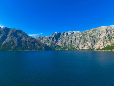 Köy üzerinde sahil Boka Kotor Karadağ'defne