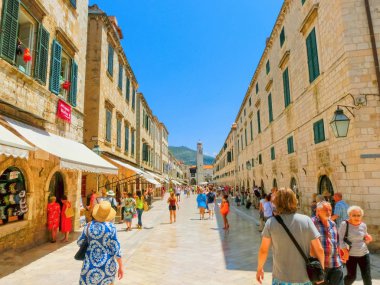 Dubrovnik, Hırvatistan - 07 Haziran 2015: Hırvatistan 'ın eski Dubrovnik kentindeki sokakta yürüyen insanlar, 07 Haziran 2015. Dubrovnik bir UNESCO Dünya Mirası sahası