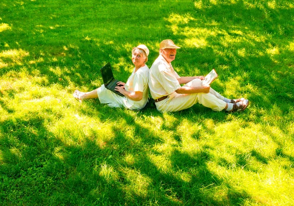 A nyáron egy séta a boldog régi pár — Stock Fotó