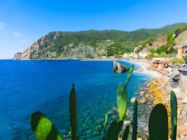 Monterosso, İtalya - insanlar plajda