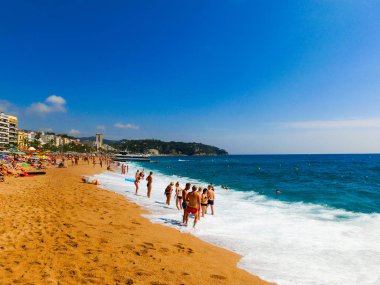 Bir Lloret de mar, İspanya - 13 Eylül 2015: sahilde denize sıfır