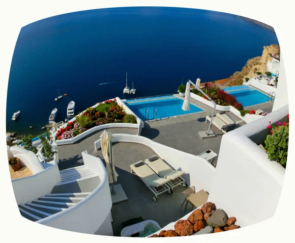 Oia, Santorin, Grèce - Belles terrasses blanches avec vue sur la mer — Photo