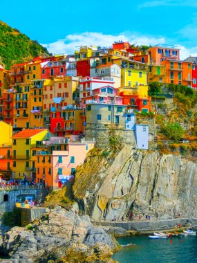 Renkli geleneksel bir kayaya evler Akdeniz, Manarola, Cinque Terre, İtalya üzerinde