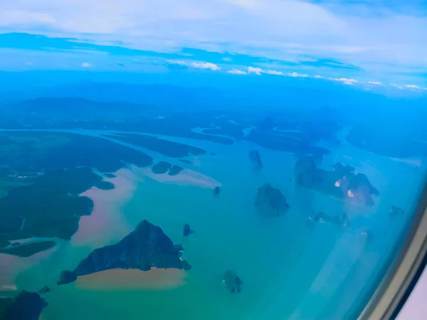 Вид на море из иллюминатора самолета — стоковое фото