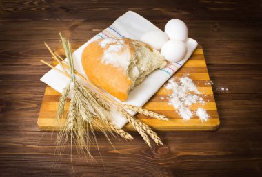 ahşap masa üzerinde taze pişmiş ekmek