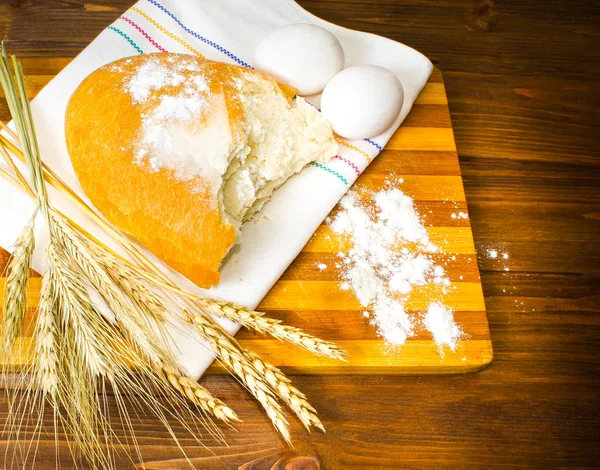 Pão fresco assado na mesa de madeira — Fotografia de Stock