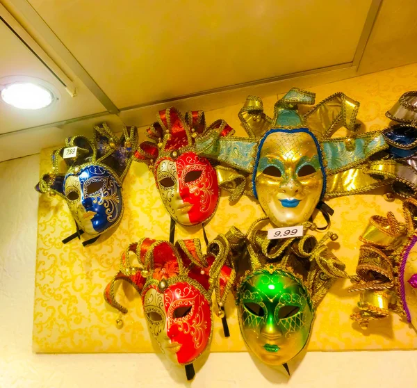 Venecia, Italia - 10 de mayo de 2014: Máscaras de carnaval venecianas, tienda de recuerdos en una calle — Foto de Stock