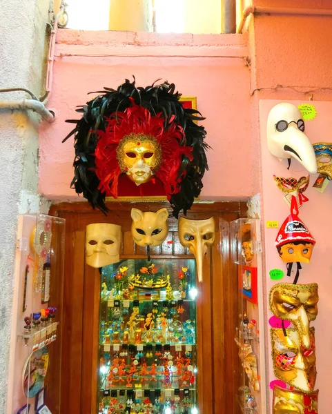 Venice, Italië - mei 10, 2014: Venetiaanse carnaval maskers, Souvenirwinkel op een straat — Stockfoto