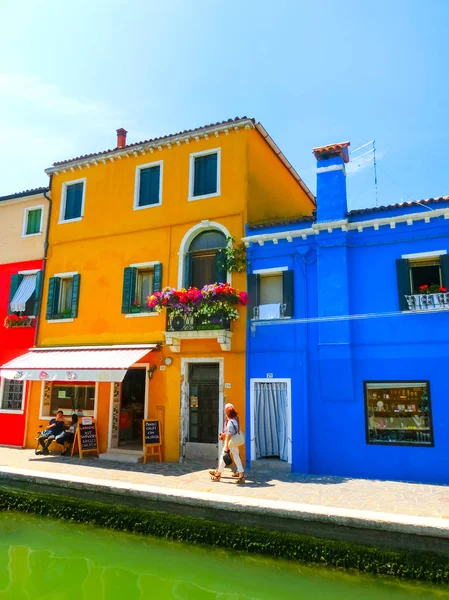 Burano Veneza Itália Maio 2014 Pessoas Que Caminham Rua Com — Fotografia de Stock