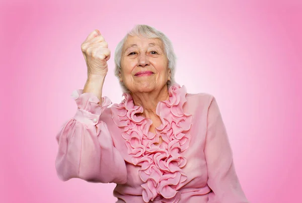 Portret wesoły kobieta starszy skrzyżowane zwycięstwo nad różowy — Zdjęcie stockowe