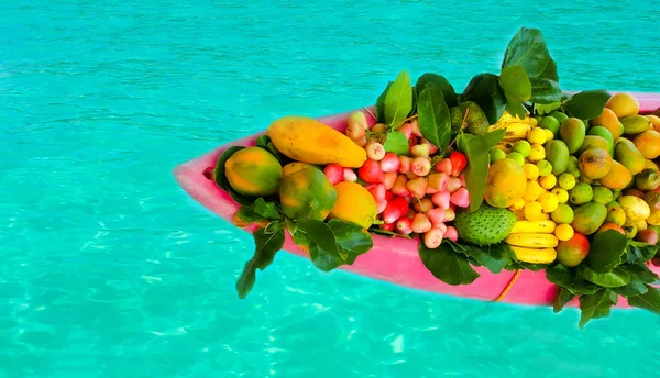 Frutos exóticos no barco — Fotografia de Stock