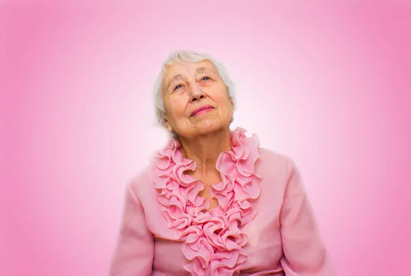Улыбающаяся задумчивая пожилая женщина — стоковое фото