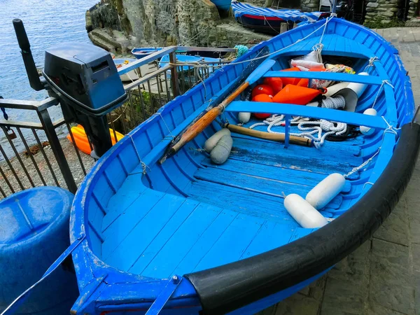 Il peschereccio blu a Riomaggiore, Parco Nazionale delle Cinque Terre, Liguria, La Spezia — Foto Stock