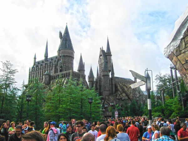 Orlando, Estados Unidos - 02 de enero de 2014: Visitantes disfrutando de las atracciones temáticas y tiendas de Harry Potter en Hogsmeade Village dentro del parque temático Universal Studios Islands of Adventure — Foto de Stock