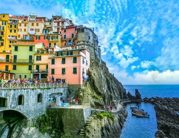 Maisons traditionnelles colorées sur un rocher au-dessus de la mer Méditerranée — Photo