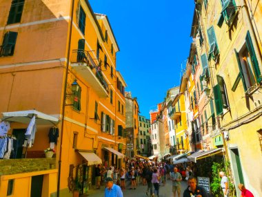 Vernazza, İtalya - 09 Eylül 2015: Orta sokak Vernazza