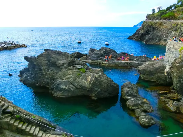 La playa de rocas en el mar Mediterráneo, Manarola, Cinque Terre, Italia — Foto de Stock