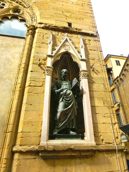 La fachada del edificio histórico en Florencia, Toscana, Italia — Foto de Stock